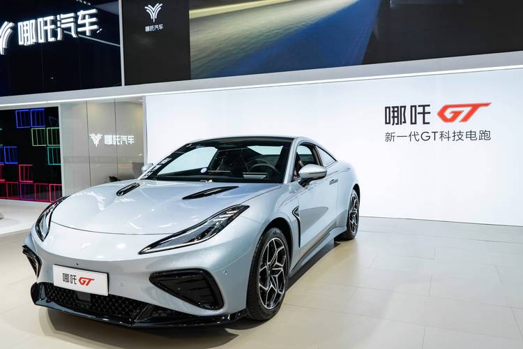 重庆167哪吒汽车在智能汽车领域的表现，领途汽车在新能源汽车市场中的影响力